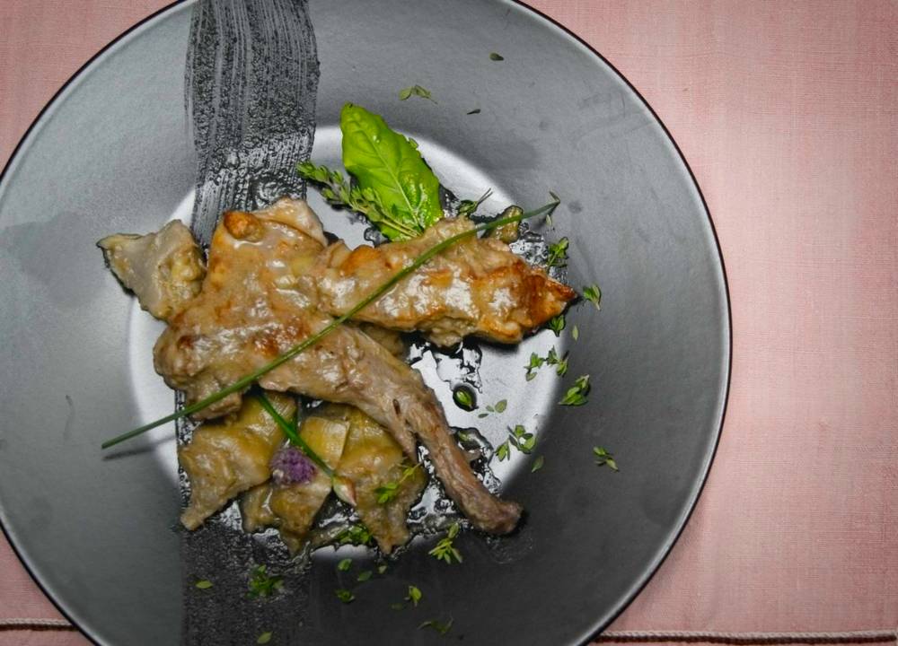 Conejo con alcachofas