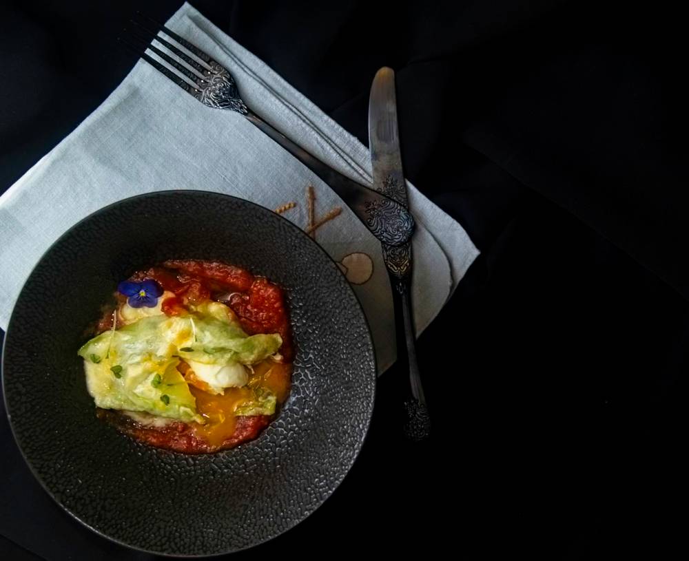 Huevos mollet envueltos en berza y jamón