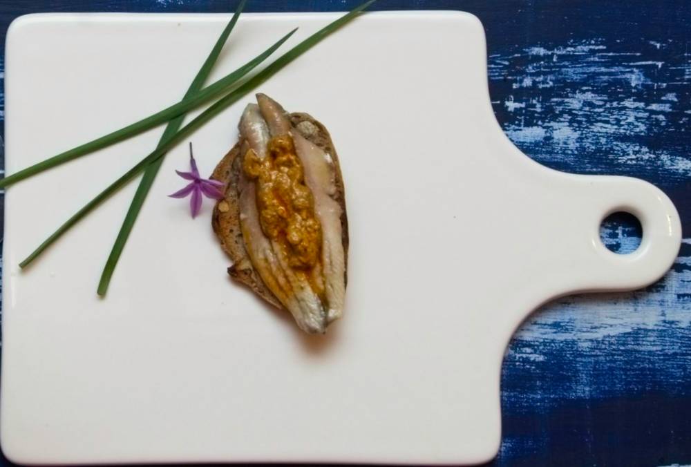 Pintxo de anchoas en vinagre con salsa de mejillón